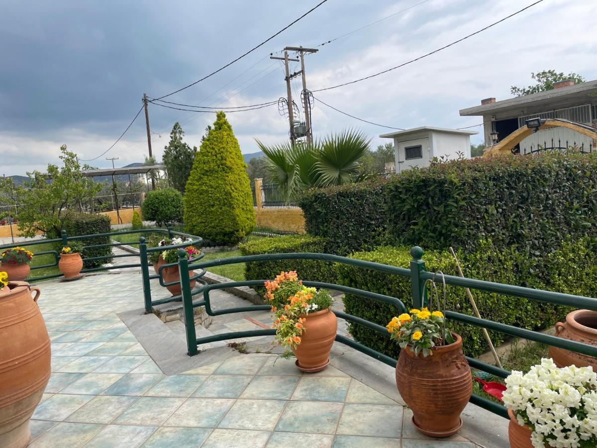 Seaside Apartment With Private Garden Néa Ankhíalos エクステリア 写真